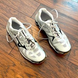 Mizuno NWOT Volleyball Shoes - 9.5
